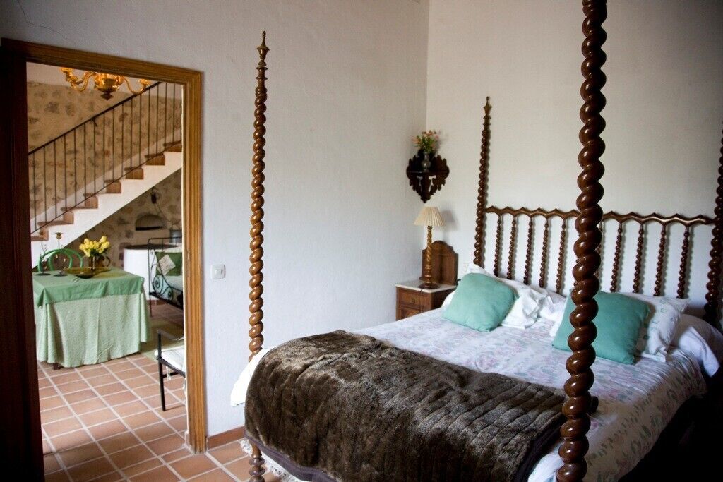 2 bedrooms, iron/ironing board, bed sheets