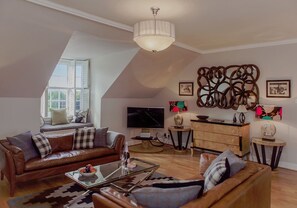 TV - The ideal Edinburgh city-centre apartment for sophisticated travellers with free parking (Edinburgh)