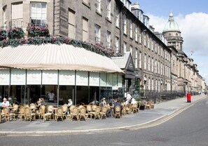Outdoor dining - The ideal Edinburgh city-centre apartment for sophisticated travellers with free parking (Edinburgh)