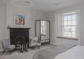 2 bedrooms, iron/ironing board, travel cot, free WiFi - The ideal Edinburgh city-centre apartment for sophisticated travellers with free parking (Edinburgh)