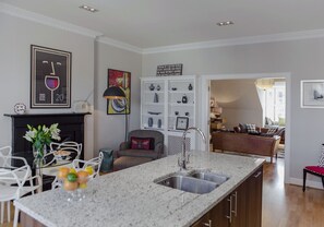 Interior - The ideal Edinburgh city-centre apartment for sophisticated travellers with free parking (Edinburgh)