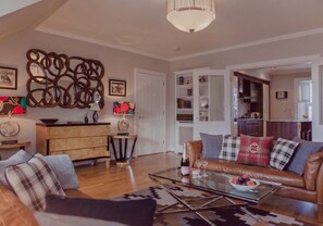 TV - The ideal Edinburgh city-centre apartment for sophisticated travellers with free parking (Edinburgh)