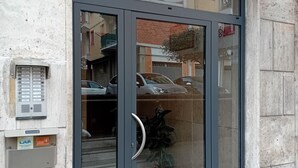A building entrance with a glass door, a potted plant, and a number '91' sign. - La Casa di Azzurra for Cinque Terre<br>Cod.Citra 011015-LT-0171 (La Spezia)