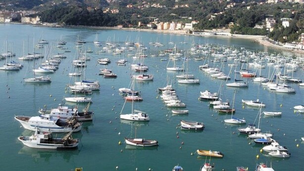 A marina filled with various boats, surrounded by hills and buildings. - La Casa di Azzurra for Cinque Terre<br>Cod.Citra 011015-LT-0171 (La Spezia)