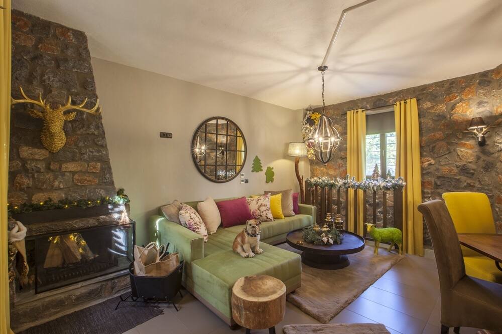 Rock Dandy - Private chalet with fireplace. Up to 6