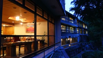 Fachada de la propiedad por la tarde o noche