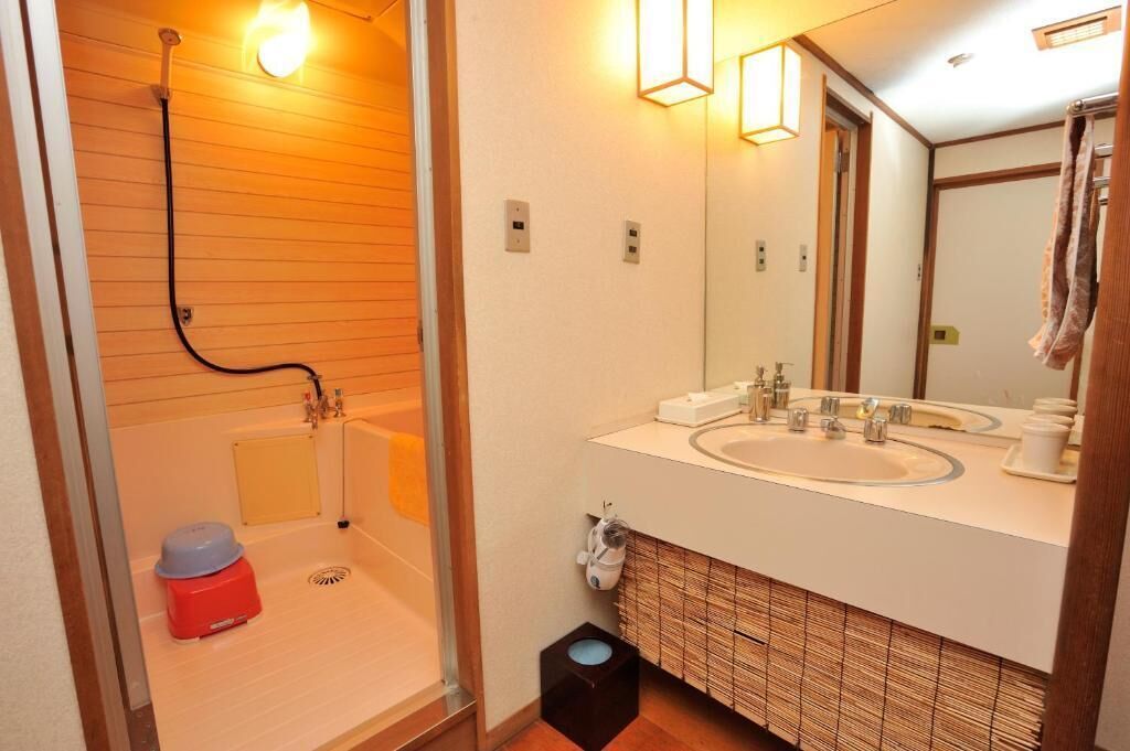 Combined shower/bathtub, rainfall showerhead, free toiletries