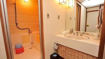 Combined shower/bathtub, rainfall showerhead, free toiletries