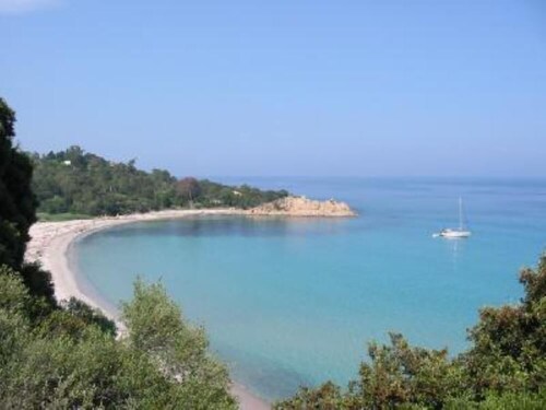 Villa de Standing avec piscine à débordement, vue sur mer et maquis
