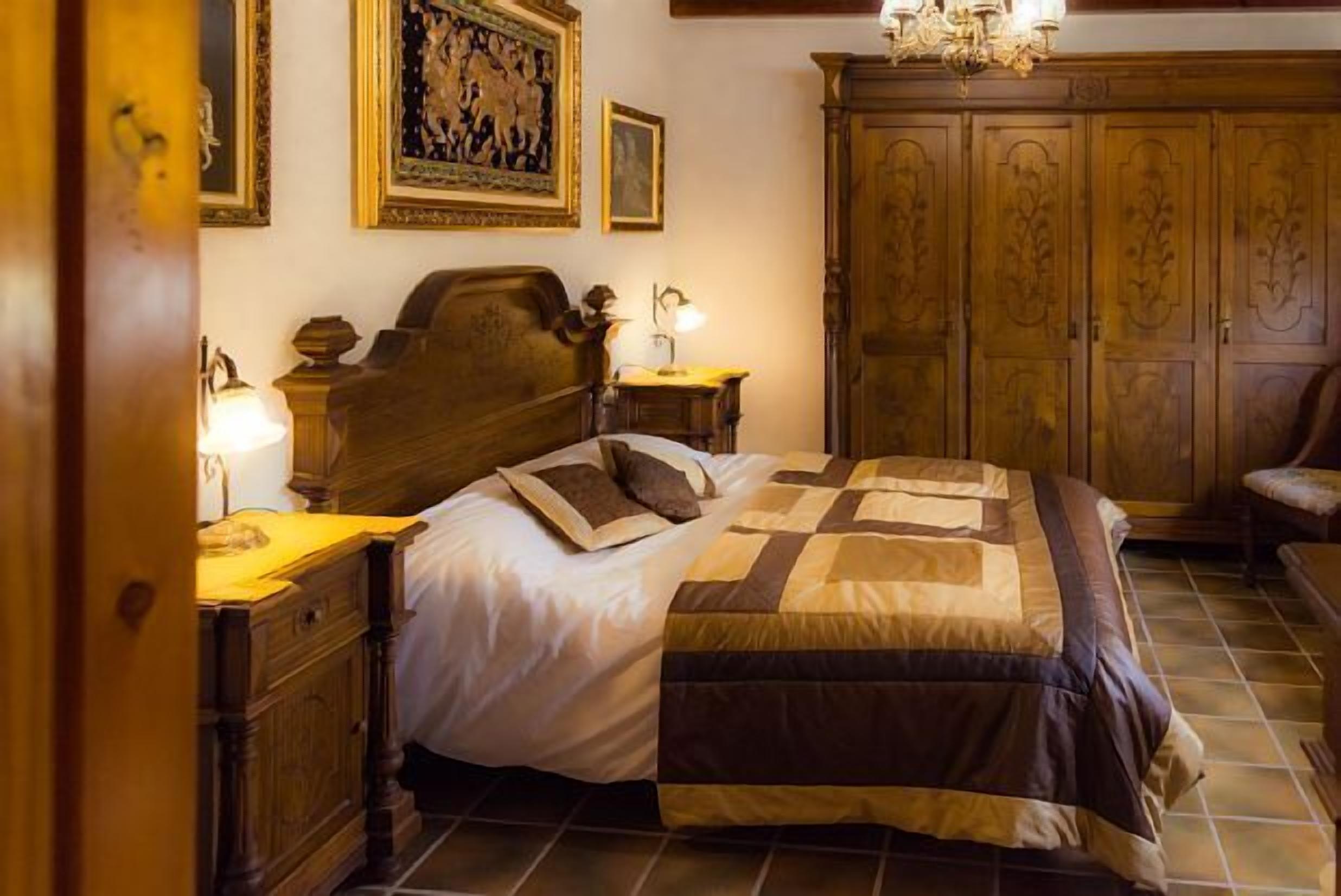 3 slaapkamers, een kluis op de kamer, een bureau, geluiddichte muren