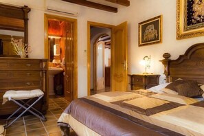 3 slaapkamers, een kluis op de kamer, een bureau, geluiddichte muren