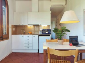 Réfrigérateur, micro-ondes, plaque de cuisson, cafetiÚre/bouilloire