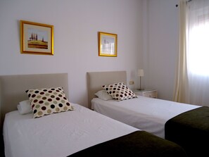 4 habitaciones, escritorio, tabla de planchar con plancha y wifi gratis 