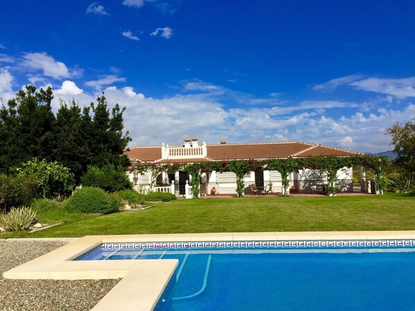 Outdoor pool - Luxury 4 Bed Villa in Tranquil Setting with Huge Private Pool (Alhaurín el Grande)