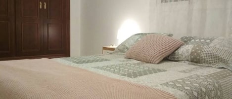 4 makuuhuonetta, silitysrauta/-lauta, ilmainen Wi-Fi, vuodevaatteet