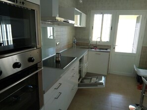 Een koelkast, een microgolfoven, een oven, een kookplaat