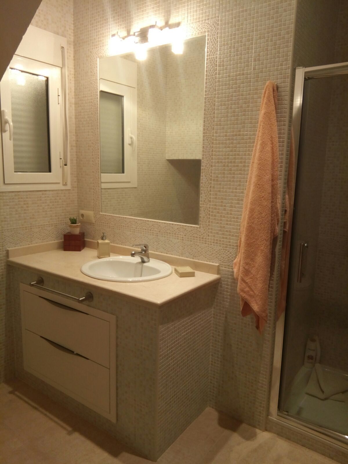 Douche, sèche-cheveux, bidet, serviettes fournies