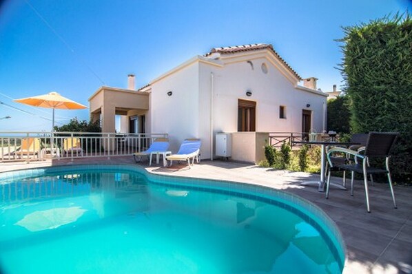 Pool - Villa Stefanos offers stunning sea view,  private pool, near beach & Rethymno (Ag. Dimitrios)