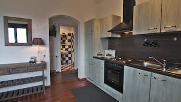 Réfrigérateur, micro-ondes, plaque de cuisson, lave-vaisselle