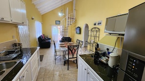 Refrigerador con freezer, microondas, horno, placa de cocina