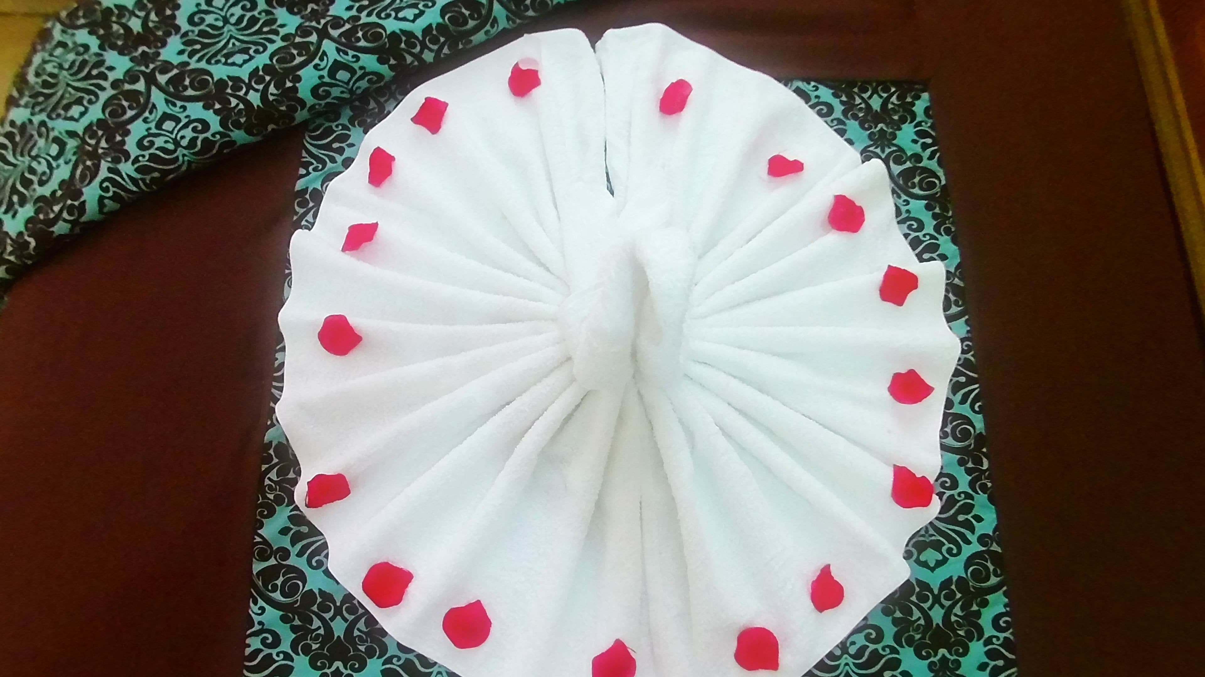Um objeto branco e circular com detalhes em vermelho, colocado sobre uma superfície estampada.