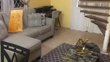 Apartamento familiar, varias camas, no fumadores, vistas a la piscina | Zona de estar | Smart TV de 42 pulgadas con canales por cable