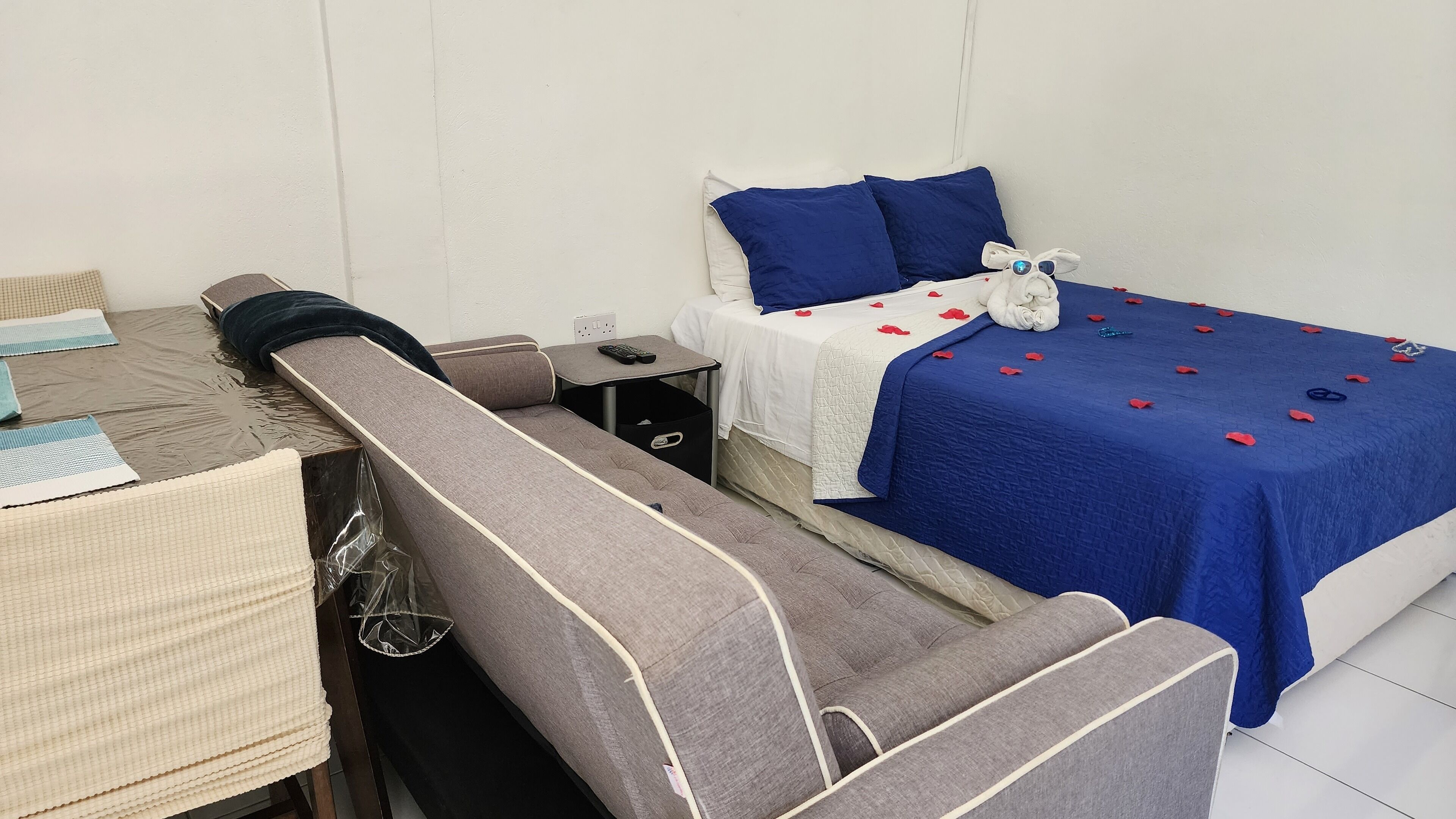 Een keurig ingerichte hotelkamer met een bed, een bureau en een stoel.