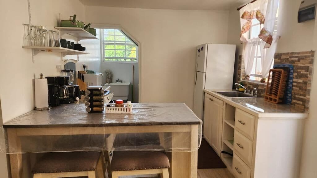 Stort kylskåp, mikrovågsugn, ugn och spishäll