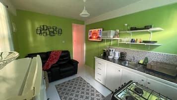 Leilighet | Oppholdsområde | En 42-tommers smart-TV med kabel-kanaler
