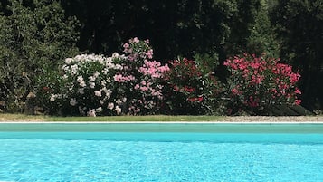 Piscina all'aperto, una piscina riscaldata