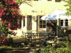 Outdoor dining - Farmhouse in Uzès: 7 bedrooms, 17 beds, 12X8m pool, 4 bathr., 5000m²garden, WIFI (Uzès)