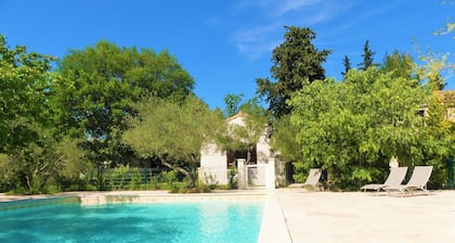 Uzèsissä: uima-allas 12X8, 7 makuuhuonetta, 4 kylpyhuonetta, terassi, puutarha