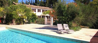 Gårdshus i Uzès: svømmeb. 12X8m, 7 soverom, 17s., 4 bad, terrasse, hage