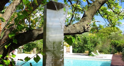 Mas provençal privatisé à UzÚs: 7 ch., 17 couch., pisc.12X8, 4 sdb, jardin, WIFI