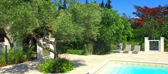 Farmhouse in Uzès: 7 bedrooms, 17 beds, 12X8m pool, 4 bathr., 5000m²garden, WIFI