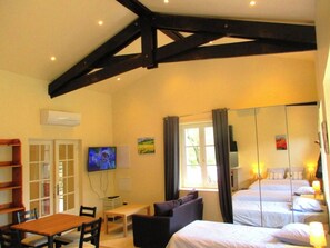 7 bedrooms, iron/ironing board, travel crib, free WiFi - Farmhouse in Uzès: 7 bedrooms, 17 beds, 12X8m pool, 4 bathr., 5000m²garden, WIFI (Uzès)