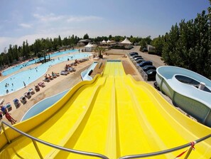 Una piscina al aire libre, una piscina climatizada