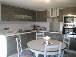 Kühlschrank, Mikrowelle, Ofen, Herdplatte