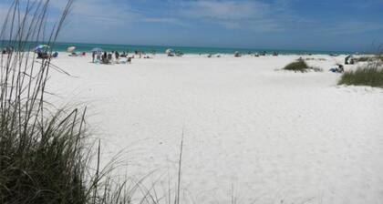 Anna Maria Northshore beauty W/ Private Pool. 1 block from Anna Maria Beach!!!