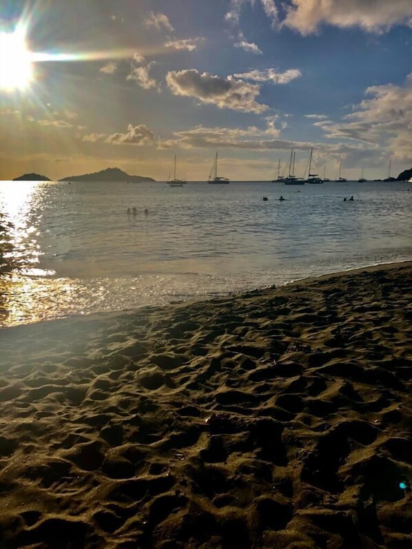 Beach nearby - Bungalows with swimming pool with breathtaking sea and mountain views for 4 people each (BOUILLANTE)