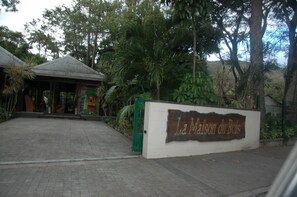 Property grounds - Bungalows with swimming pool with breathtaking sea and mountain views for 4 people each (BOUILLANTE)