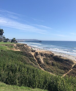 Beach nearby, sun loungers, beach towels