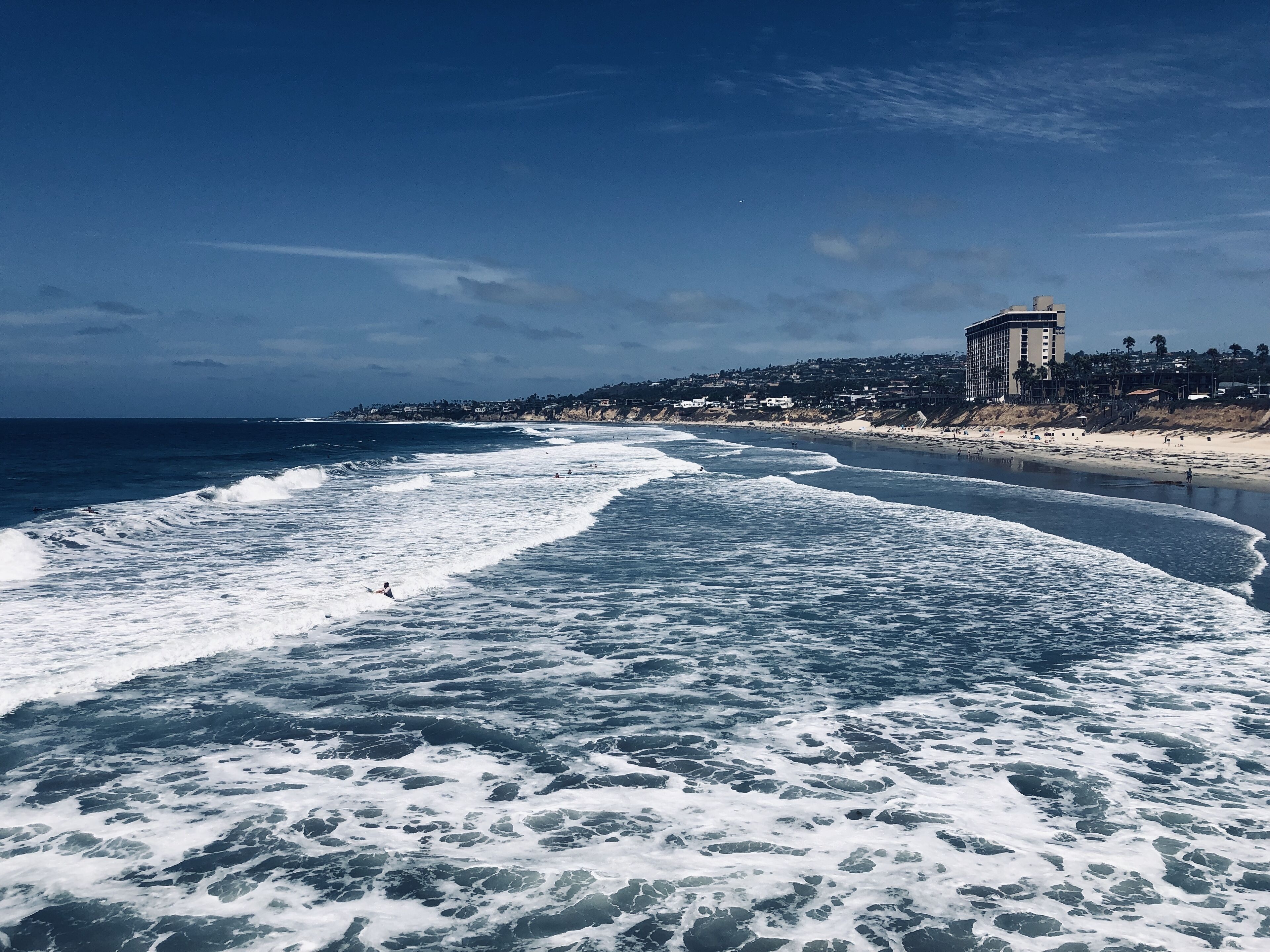 Ranta lähistöllä, aurinkotuoleja, rantapyyhkeitä