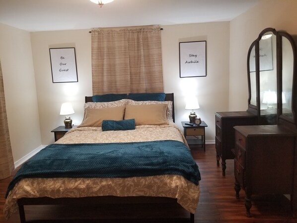 3 habitaciones, tabla de planchar con plancha, wifi y ropa de cama 