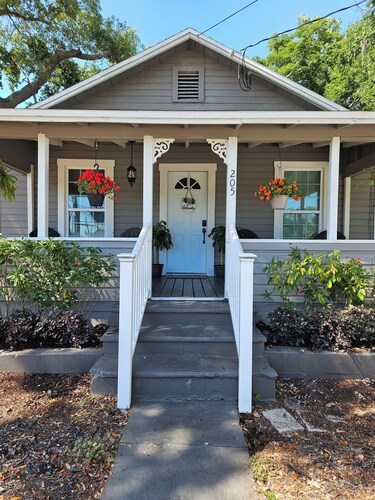 Cozy Country Home 4 Blocks From the Lake