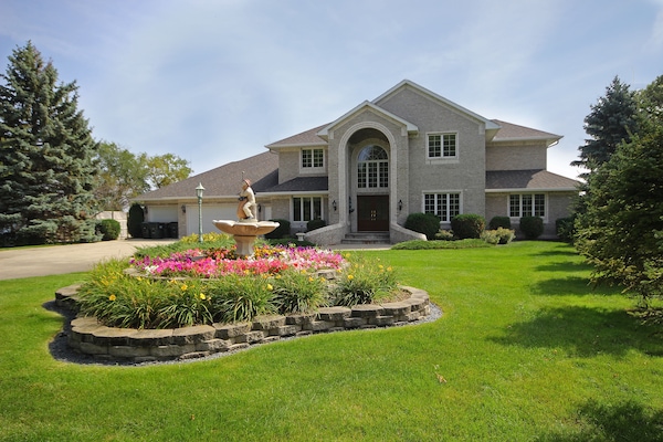 Front View of Lake Pointe
Flowers Vary