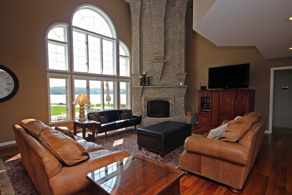 Älytelevisio, takka, DVD-soitin, pöytätennispöytä