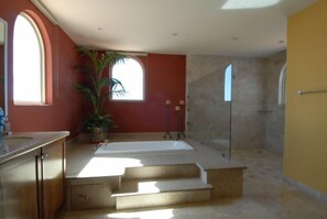 Bathtub, hair dryer, towels, soap - Beachfront  Luxury Penthouse at Paraiso Del Mar (La Paz)