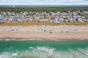 Sur la plage, chaise longue