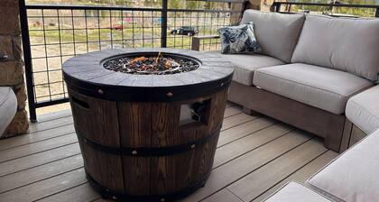 Maalaismainen hirsimökki yksityisen järven rannalla veneiden ja polkupyörien avulla; 3-BD, lähellä RMNP: tä